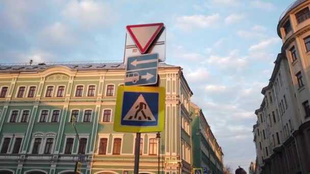 市内の交通のための道路標識 — ストック動画