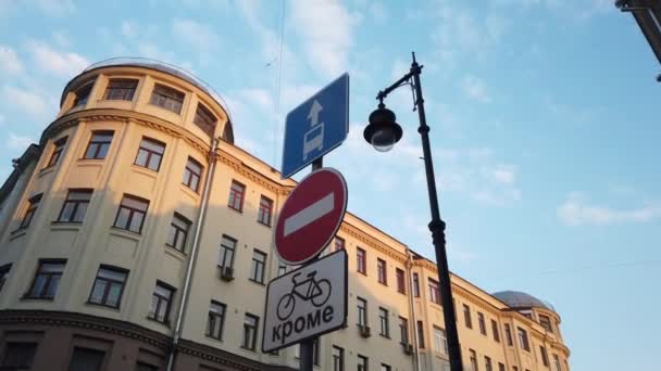 Straßenschild Für Den Verkehr Der Stadt — Stockvideo