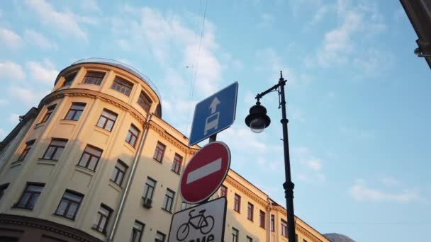 Уличный Знак Движения Городе — стоковое видео