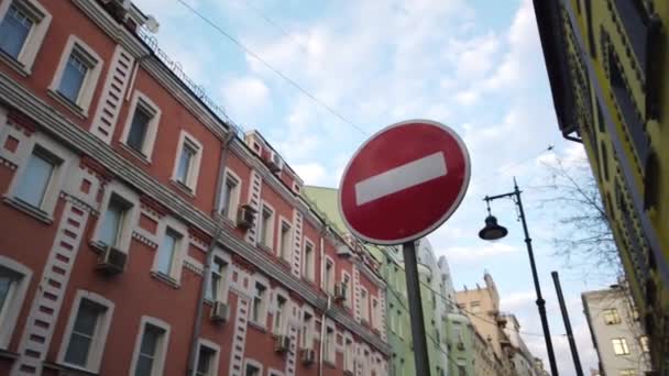 Straßenschild Für Den Verkehr Der Stadt — Stockvideo