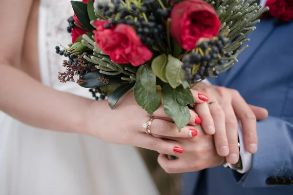 Couple de mariage sur la nature se serre dans ses bras. Belle fille modèle en robe blanche. Un homme en costume. Mariée beauté avec marié. Portrait féminin et masculin. Femme avec voile de dentelle. Dame et le gars à l'extérieur — Photo