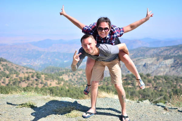 etkin bir dağ manzarası arıyorsunuz bir dağ tepe dayanmaktadır