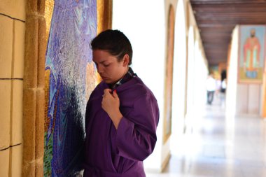 Kıbrıs Ortaçağ Manastırı arka planda bir ortaçağ elbise esmer kız