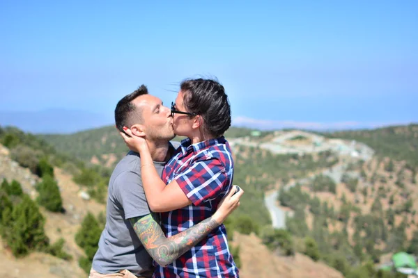 アクティブなカップルにかかっている山の風景を探して山のピーク — ストック写真