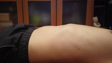 Genç adam pres yapıyor. Karın kasları görüntüyü kapatır