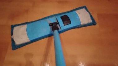 Paspaslı genç adam, Evdeki Yerleri Temizliyor. Adam odayı süpürüyor ve eve düzen ve temizlik getiriyor - Ev işi ve temizlik konsepti.