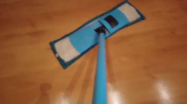 Paspaslı genç adam, Evdeki Yerleri Temizliyor. Adam odayı süpürüyor ve eve düzen ve temizlik getiriyor - Ev işi ve temizlik konsepti.