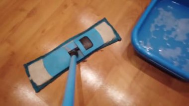 Paspaslı genç adam, Evdeki Yerleri Temizliyor. Adam odayı süpürüyor ve eve düzen ve temizlik getiriyor - Ev işi ve temizlik konsepti.