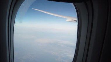 Kıtalararası uçak porthole'dan görünüm