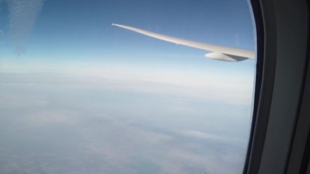 Vista desde el ojo de buey del avión intercontinental — Vídeo de stock
