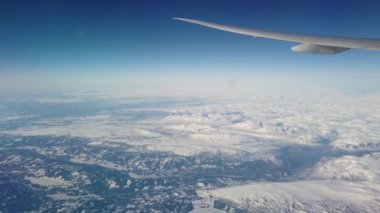 Kıtalararası uçak porthole'dan görünüm
