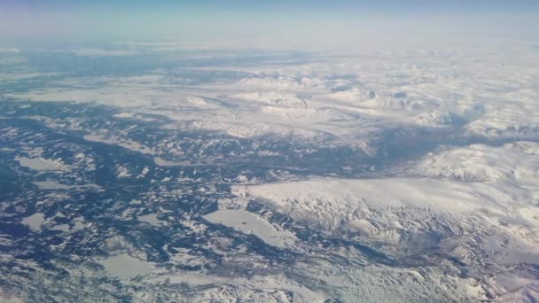 Вид из иллюминатора межконтинентального самолета — стоковое видео
