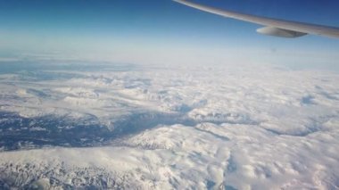 Kıtalararası uçak porthole'dan görünüm