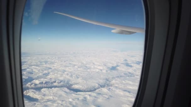 Vista desde el ojo de buey del avión intercontinental — Vídeo de stock