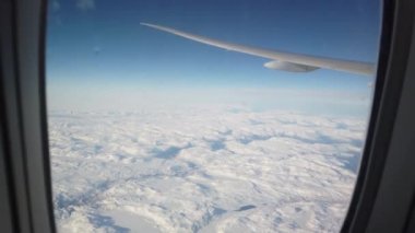 Kıtalararası uçak porthole'dan görünüm