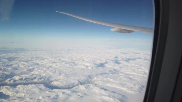 Vista desde el ojo de buey del avión intercontinental — Vídeo de stock