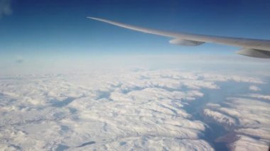 Kıtalararası uçak porthole'dan görünüm