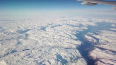 Kıtalararası uçak porthole'dan görünüm