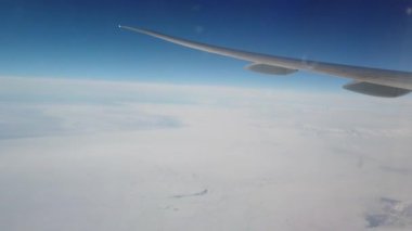Kıtalararası uçak porthole'dan görünüm