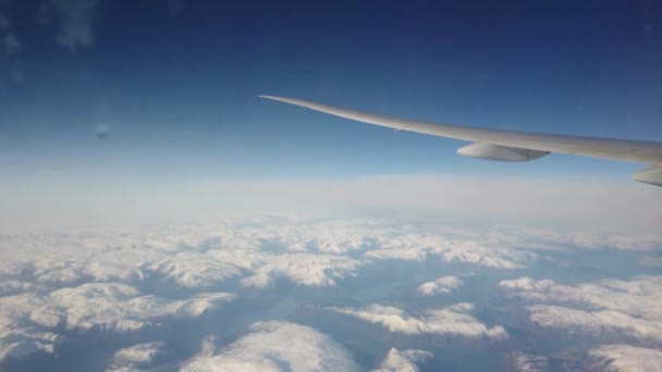 Vista desde el ojo de buey del avión intercontinental — Vídeos de Stock