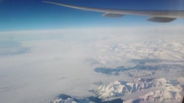 Kıtalararası uçak porthole'dan görünüm