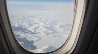 Kıtalararası uçak porthole'dan görünüm