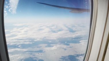 Kıtalararası uçak porthole'dan görünüm