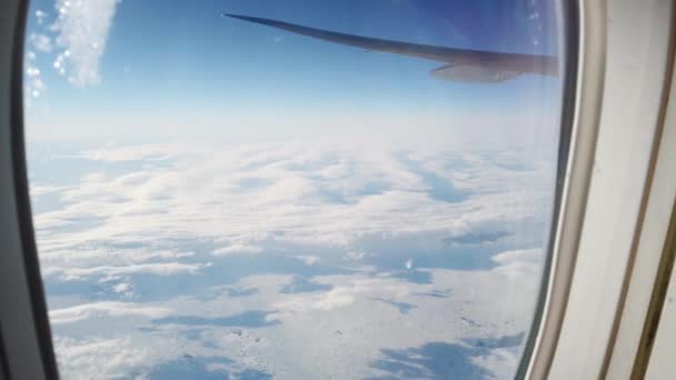 Vista desde el ojo de buey del avión intercontinental — Vídeo de stock