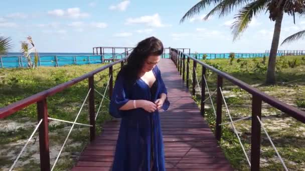 Girl Wooden Bridge Varadero Way White Tropical Beach Turquoise Ocean — Stock Video