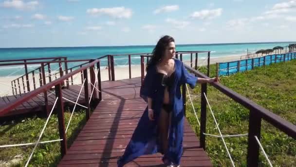 Chica Puente Madera Varadero Camino Una Playa Tropical Blanca Océano — Vídeo de stock