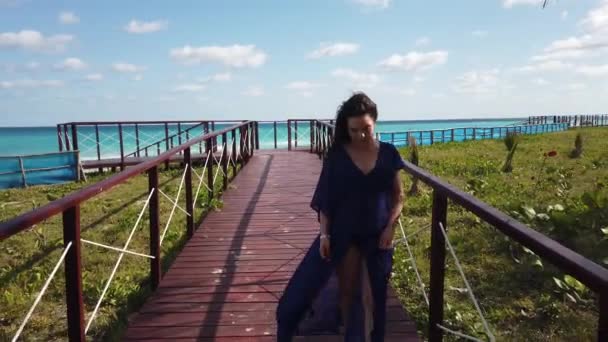 Girl Wooden Bridge Varadero Way White Tropical Beach Turquoise Ocean — Stock Video