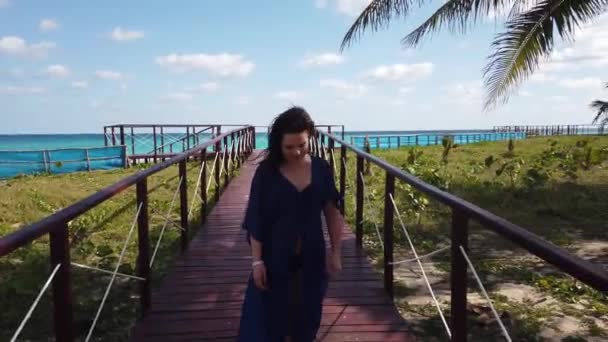 Girl Wooden Bridge Varadero Way White Tropical Beach Turquoise Ocean — Stock Video