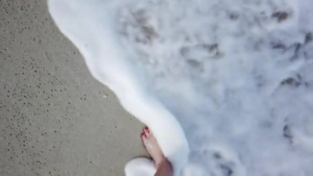 Synpunkt Ung Kvinna Kliva Den Gyllene Sanden Vid Havet Stranden — Stockvideo