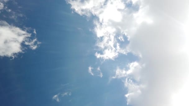 雲を背景にした美しい青空空雲を背景にした空雲を背景にした青空雲と太陽を背景にした青い空 — ストック動画