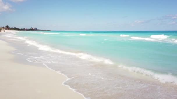 日中のバラデロキューバの素晴らしいビーチ — ストック動画