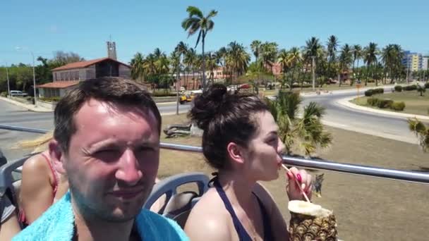 Homme Une Fille Montent Dans Bus Touristique Deux Étages Varadero — Video