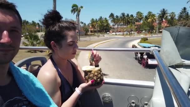 在古巴巴拉德罗 一男一女乘坐旅游双德巴士 — 图库视频影像