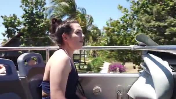 女の子はバラデロ キューバの観光二階建てバスに行く — ストック動画