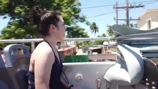 Chica Autobús Turístico Dos Pisos Varadero Cuba — Vídeos de Stock