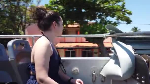 Mädchen Begibt Sich Auf Einen Sightseeing Doppeldeckerbus Auf Varadero Kuba — Stockvideo