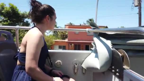 女の子はバラデロ キューバの観光二階建てバスに行く — ストック動画