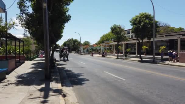 Varadero Küba Nisan 2019 Varadero Sokaklarında Retro Arabalar — Stok video