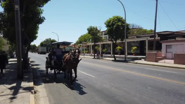 Варадеро Куба Апрель 2019 Ретро Автомобили Улицах Варадеро — стоковое видео