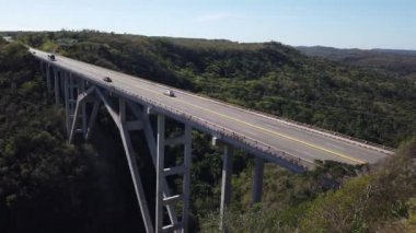 Ana yol Havana-Varadero üzerinde Bacunayagua gözcü görünümü. Küba