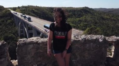 Ana yol Havana-Varadero üzerinde Bacunayagua gözcü arka planda Kız. Küba