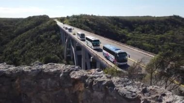Ana yol Havana-Varadero üzerinde Bacunayagua gözcü görünümü. Küba