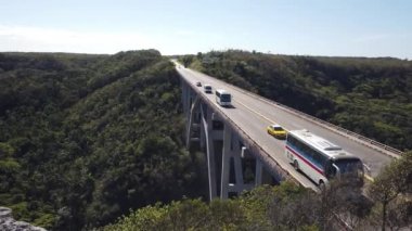 Ana yol Havana-Varadero üzerinde Bacunayagua gözcü görünümü. Küba