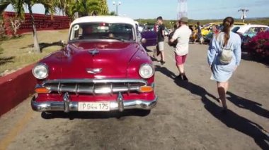 Havana, Küba - Nisan 2019: Vintage klasik Amerikan arabaları park.