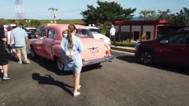 Havana, Küba - Nisan 2019: Vintage klasik Amerikan arabaları park.