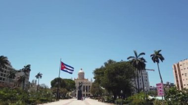 Havana ikonik popüler bir turizm merkezidir. Havana'nın eski sokakları. Klasik Amerikan Vintage Retro Küba Otomobil Havana şehir, Küba sokakta sürüş.